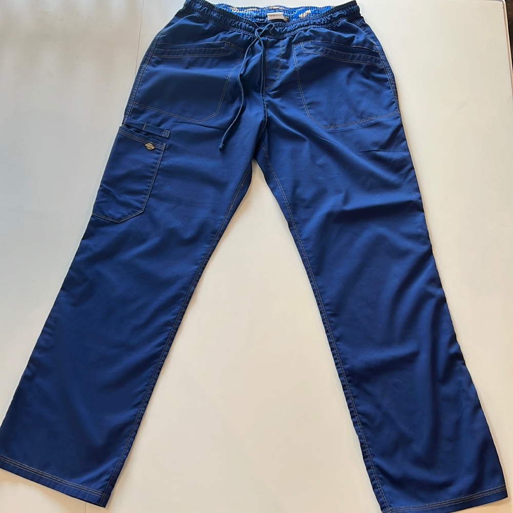 Women’s medium dickies navy blue pants.